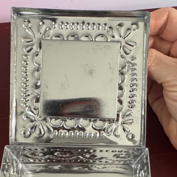 handcrafted Mexican tin jewelry box with a handpainted Talavera ceramic tile - Picture 4 of 10